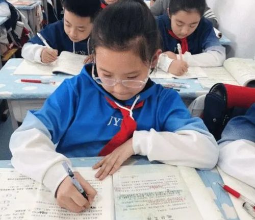 課后服務(wù)新政落地9月，教師群體何以憂心忡忡？一文探訪教育者心聲與民生期待